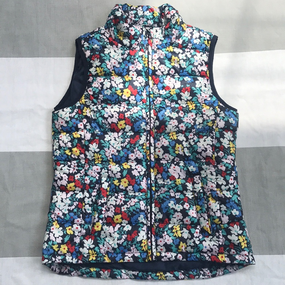 Girls floral puffer vest.